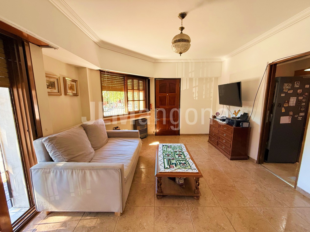 Triplex 4 ambientes con cocheras, patio y terraza