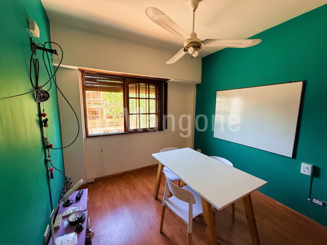 Triplex 4 ambientes con cocheras, patio y terraza