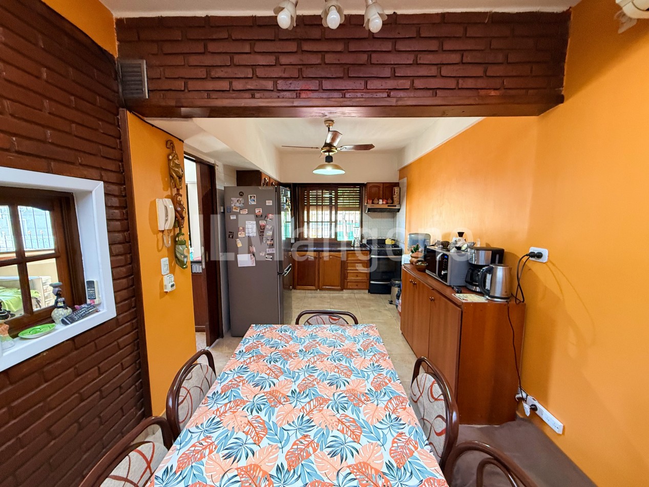 Triplex 4 ambientes con cocheras, patio y terraza
