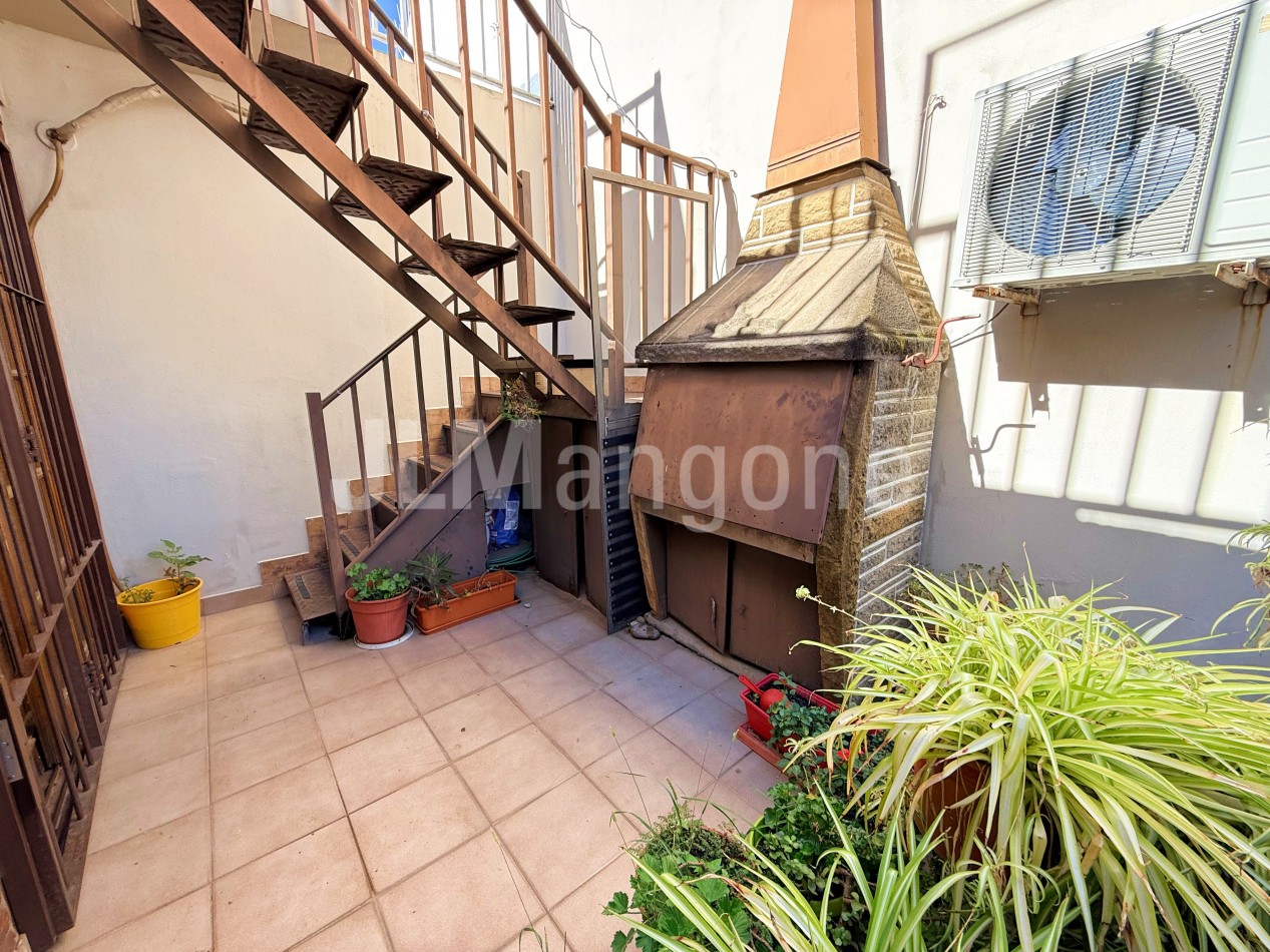 Triplex 4 ambientes con cocheras, patio y terraza