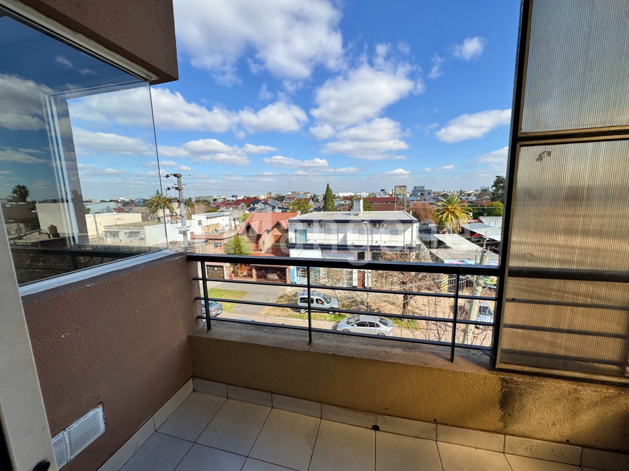 Departamento 3 amb con cochera y balcon