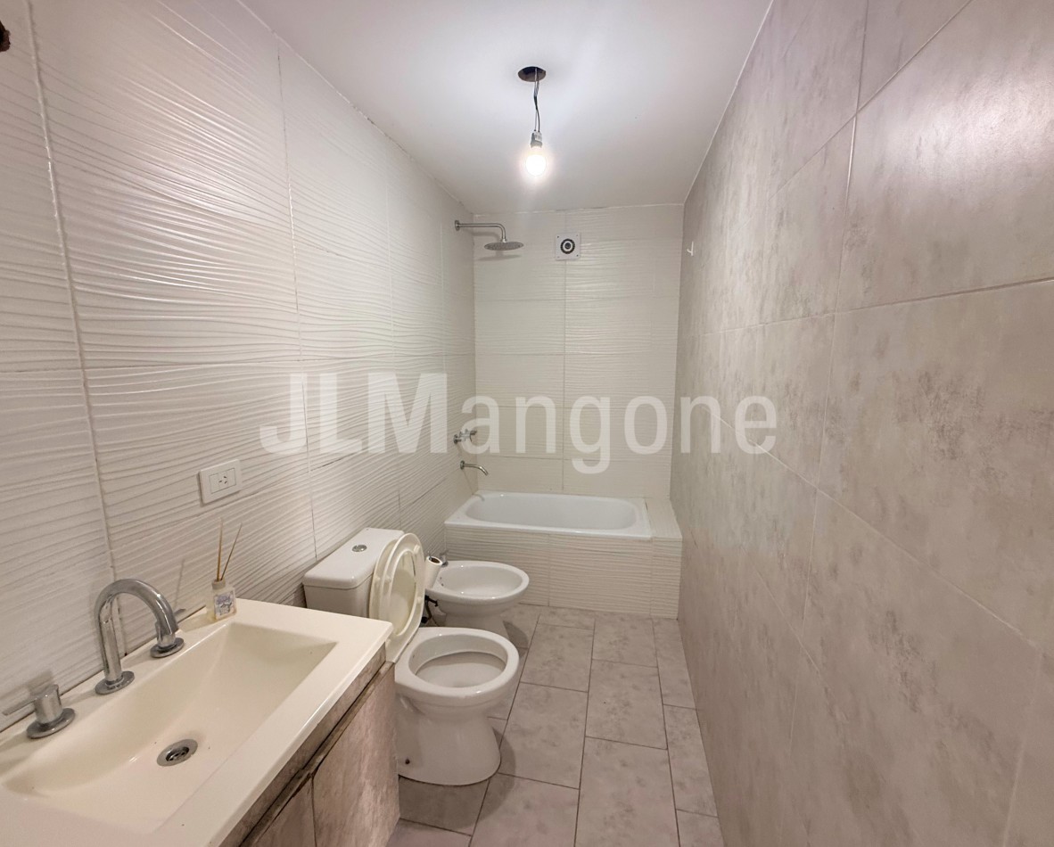 Departamento 2 ambientes con cochera y patio