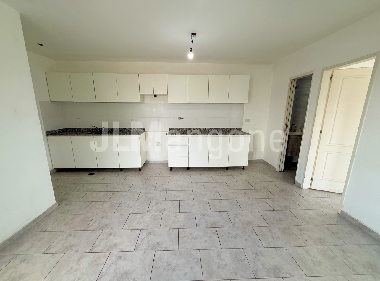 Departamento 2 ambientes con cochera y patio