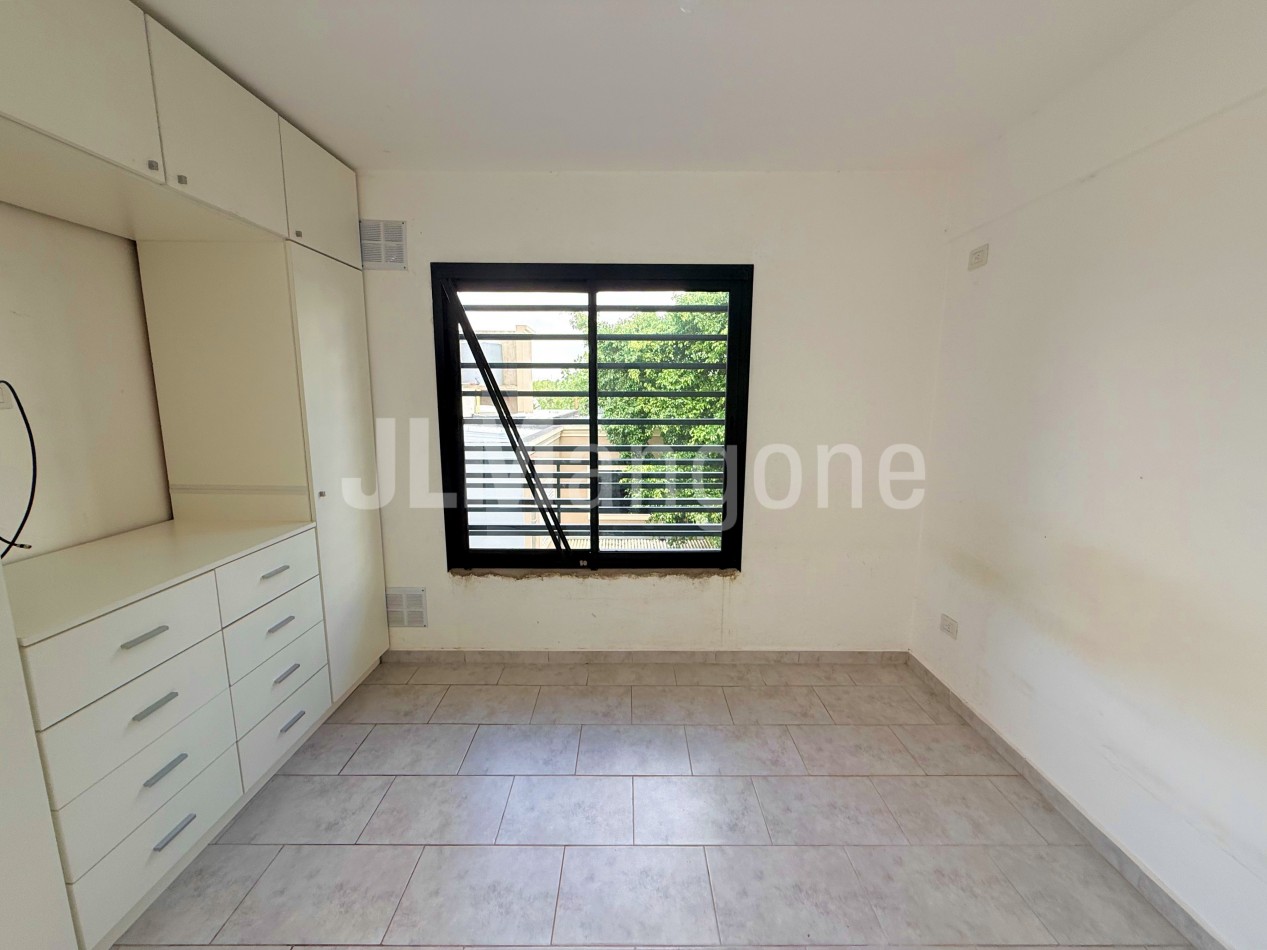 Departamento 2 ambientes con cochera y patio