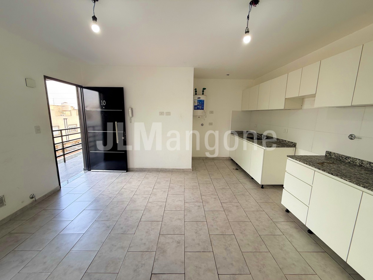 Departamento 2 ambientes con cochera y patio