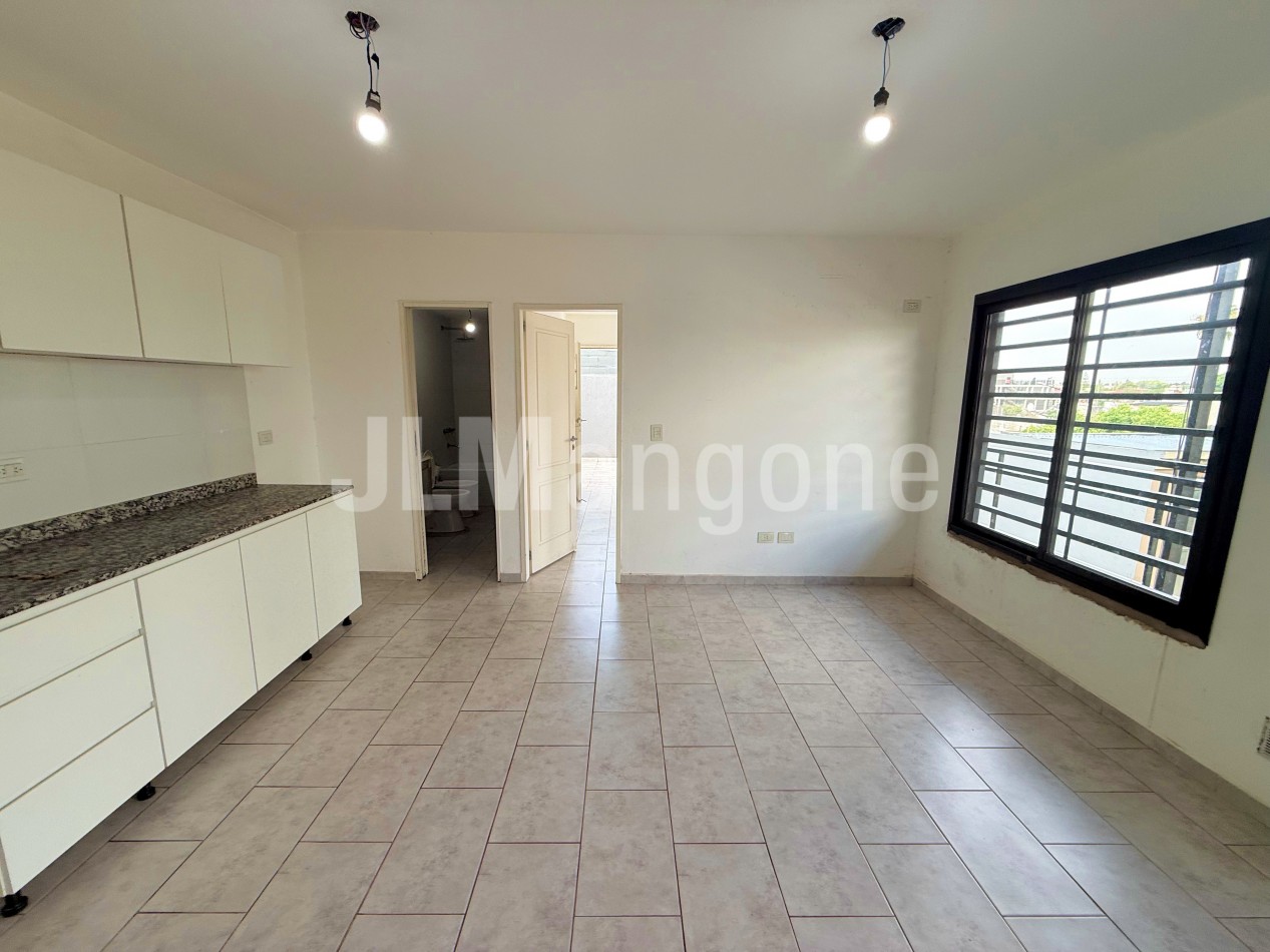 Departamento 2 ambientes con cochera y patio