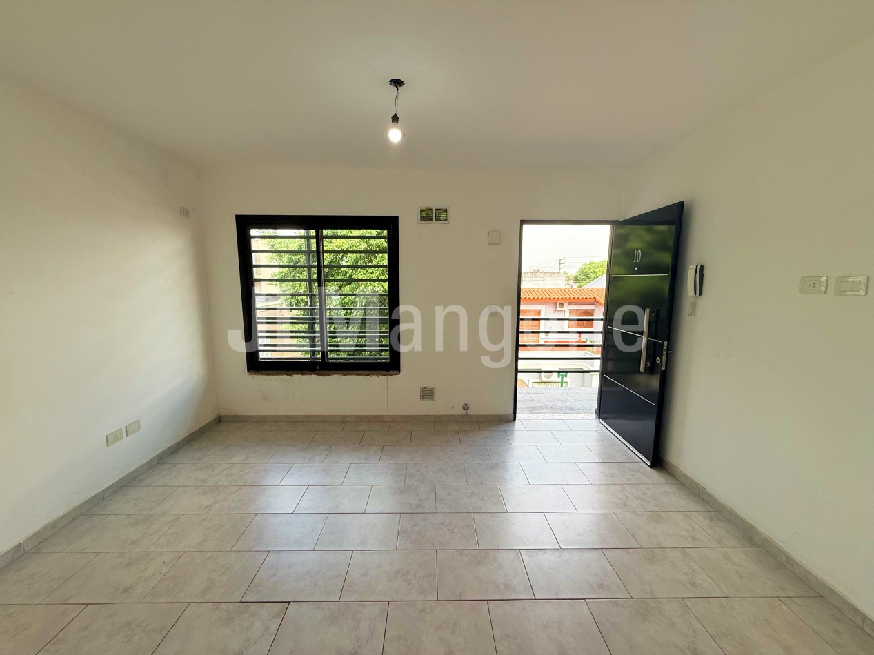 Departamento 2 ambientes con cochera y patio