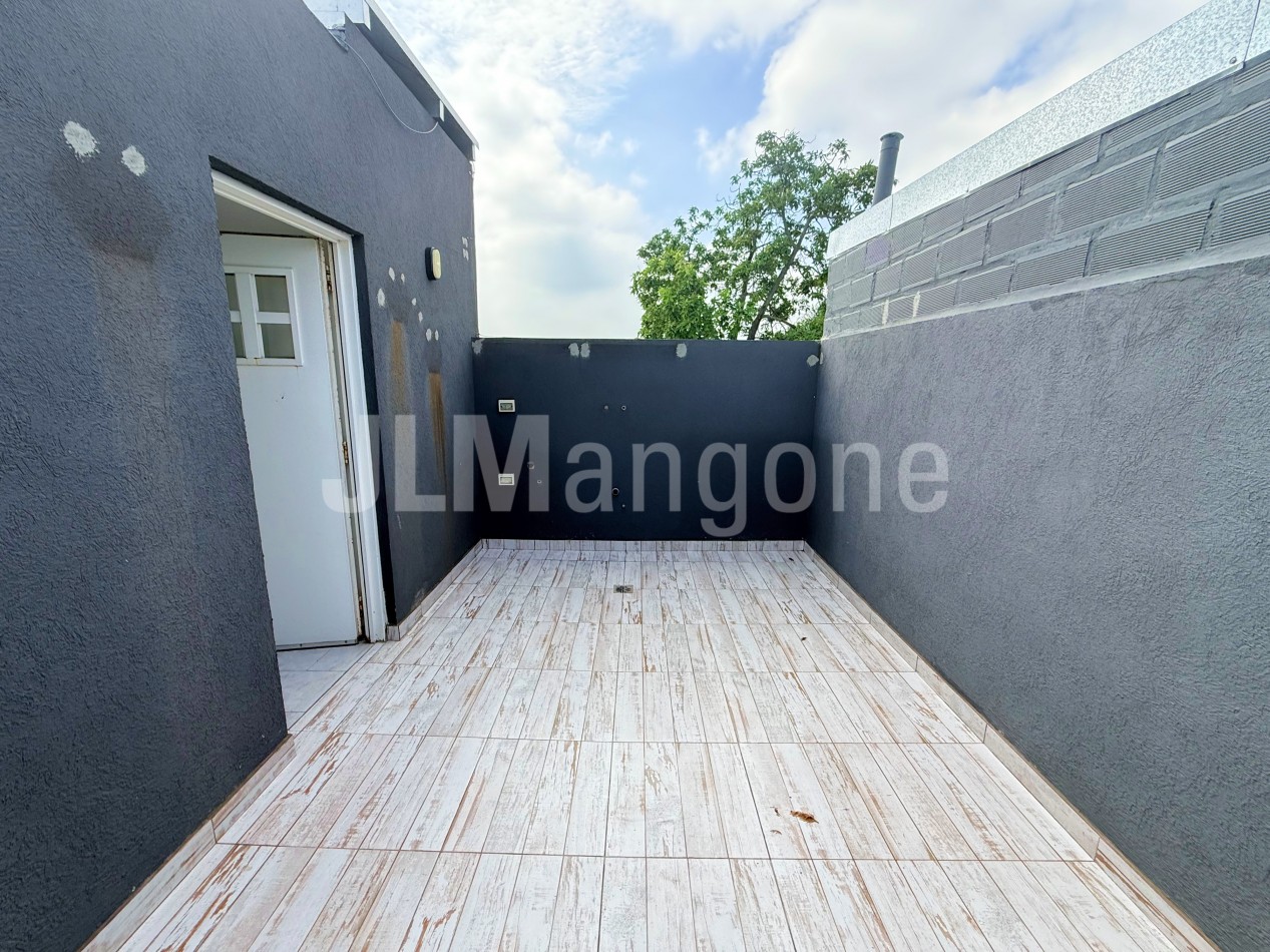 Departamento 2 ambientes con cochera y patio