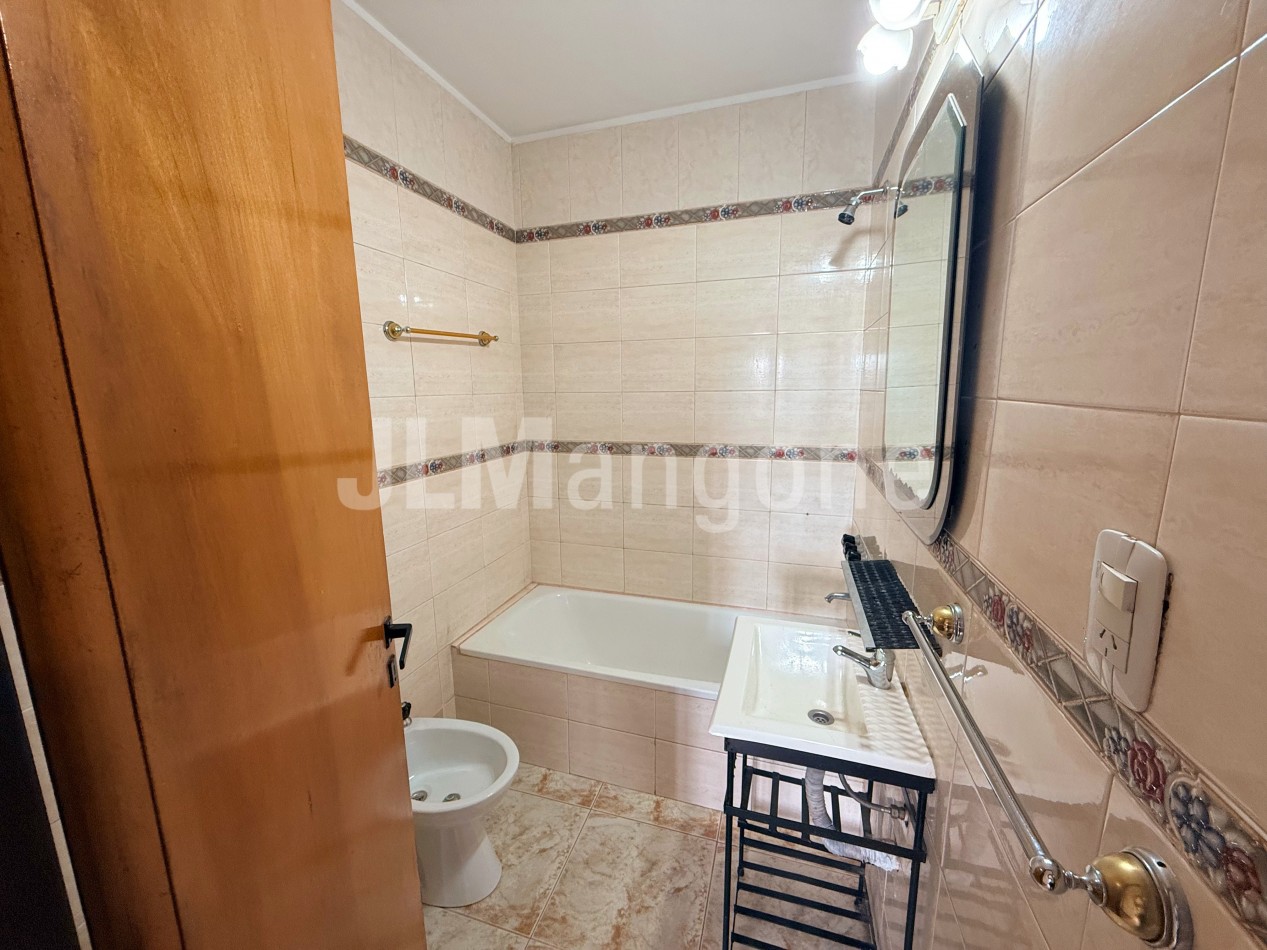 Departamento 2 ambientes con balcon, sobre Arieta