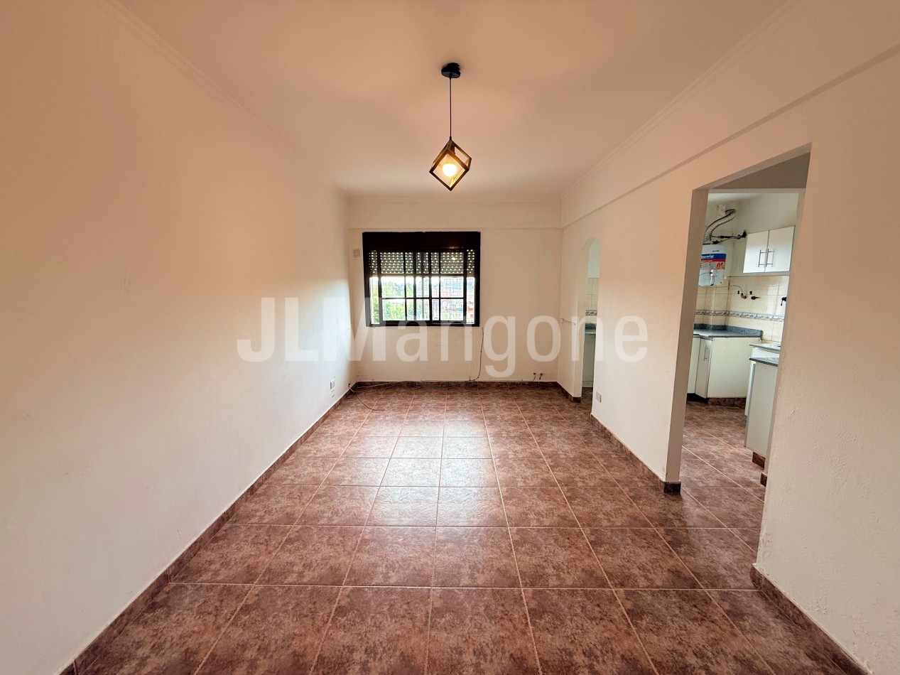 Departamento 2 ambientes con balcon, sobre Arieta