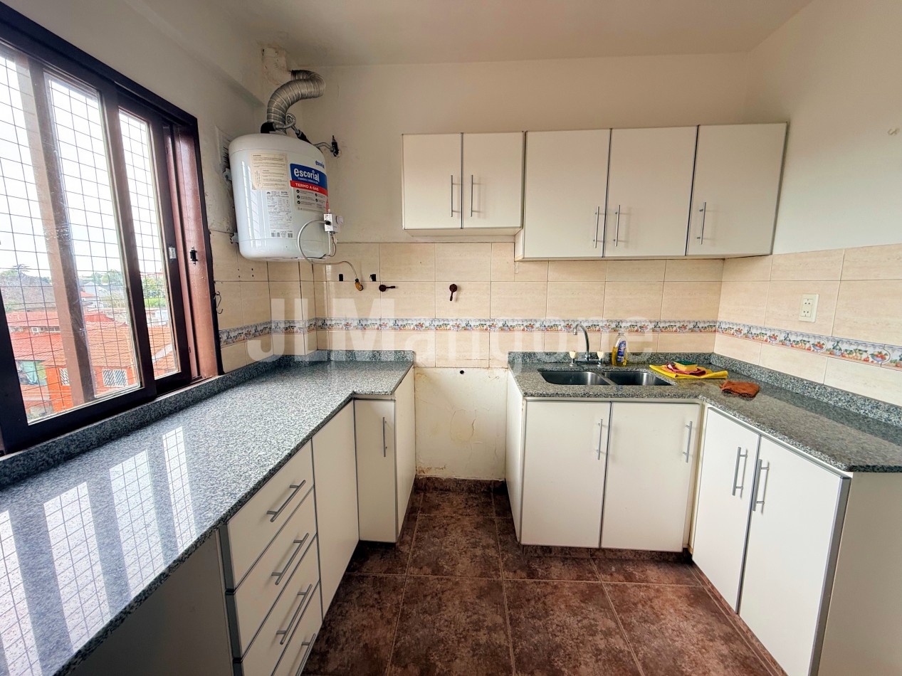 Departamento 2 ambientes con balcon, sobre Arieta