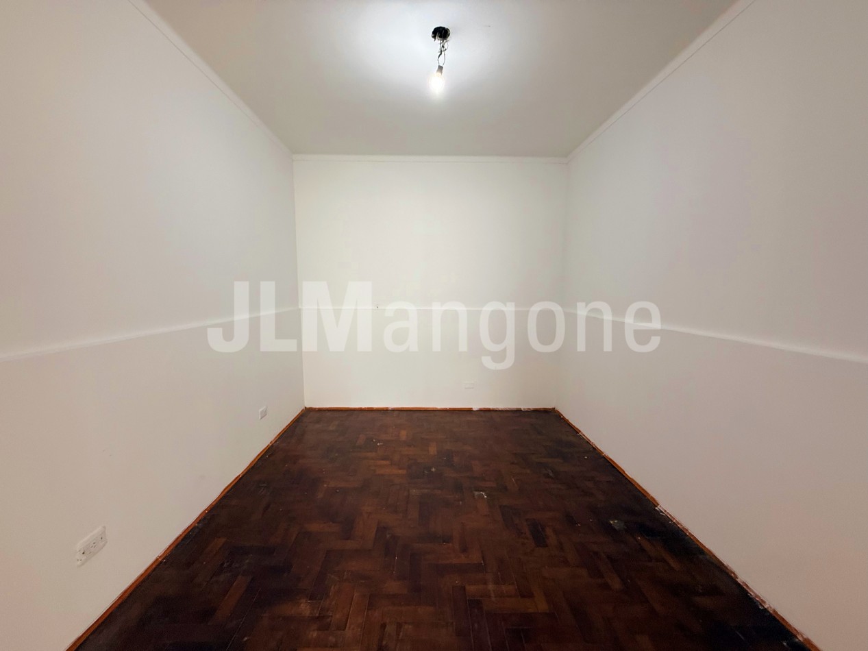 Casa 4 ambientes con cochera y patio