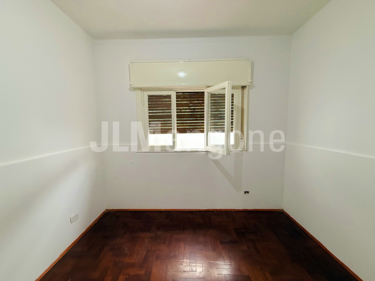 Casa 4 ambientes con cochera y patio