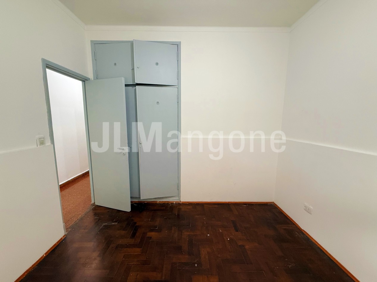 Casa 4 ambientes con cochera y patio