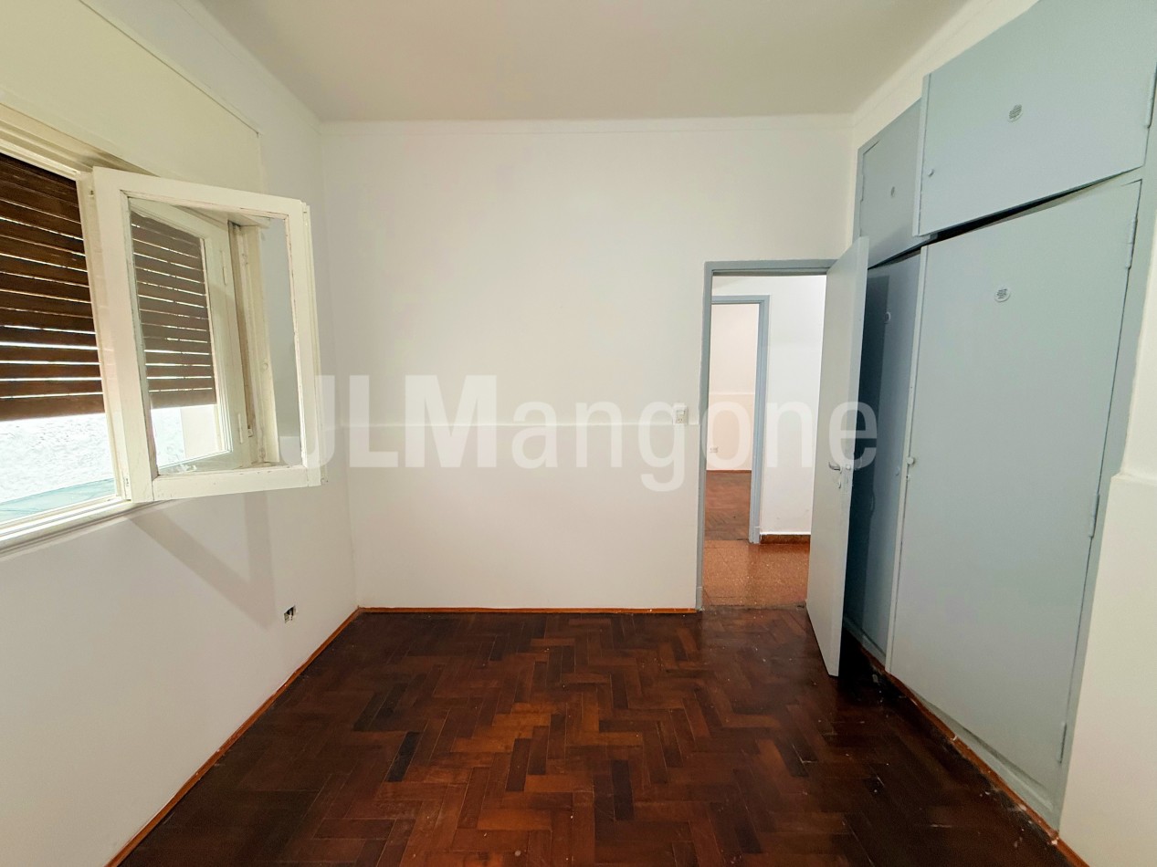 Casa 4 ambientes con cochera y patio