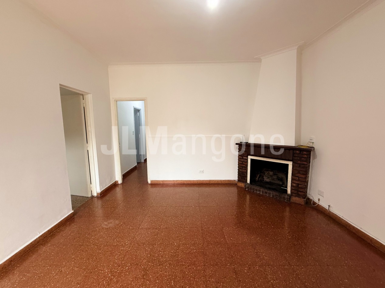 Casa 4 ambientes con cochera y patio