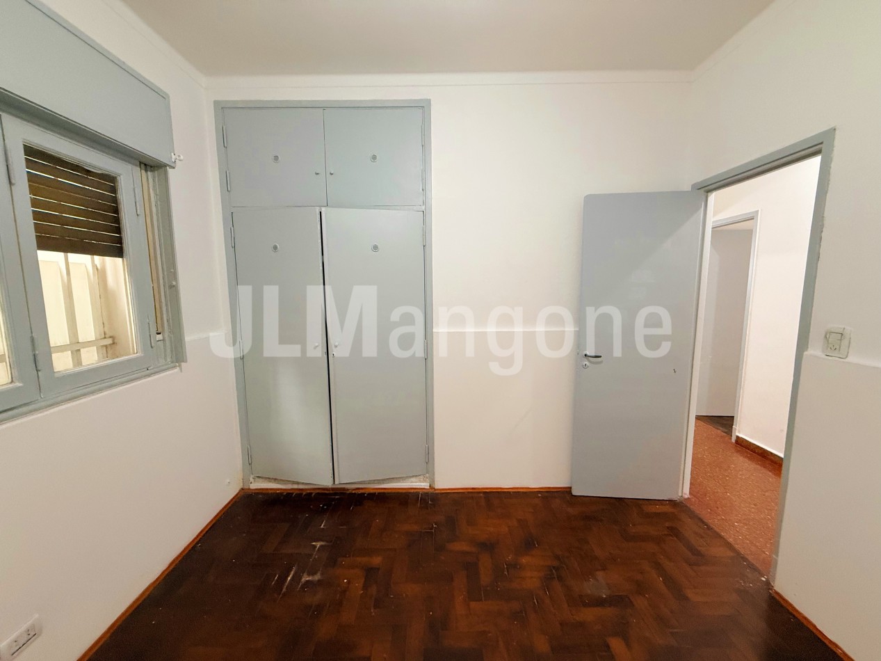 Casa 4 ambientes con cochera y patio