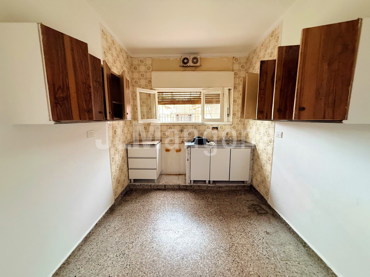 Casa 4 ambientes con cochera y patio