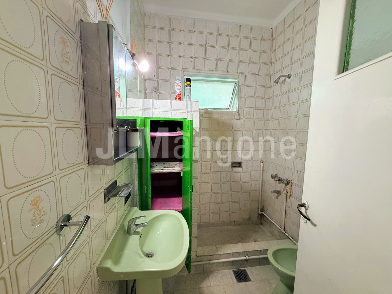 Casa 4 ambientes con cochera y patio