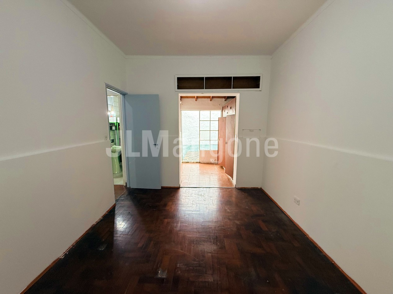 Casa 4 ambientes con cochera y patio