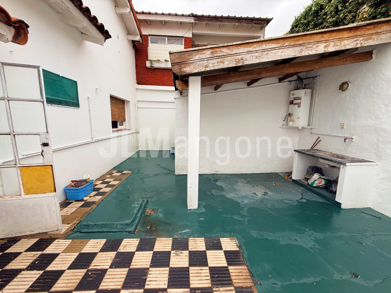 Casa 4 ambientes con cochera y patio