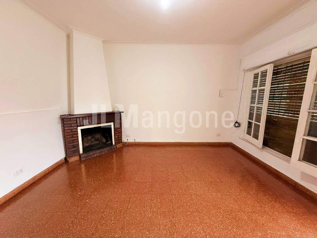 Casa 4 ambientes con cochera y patio