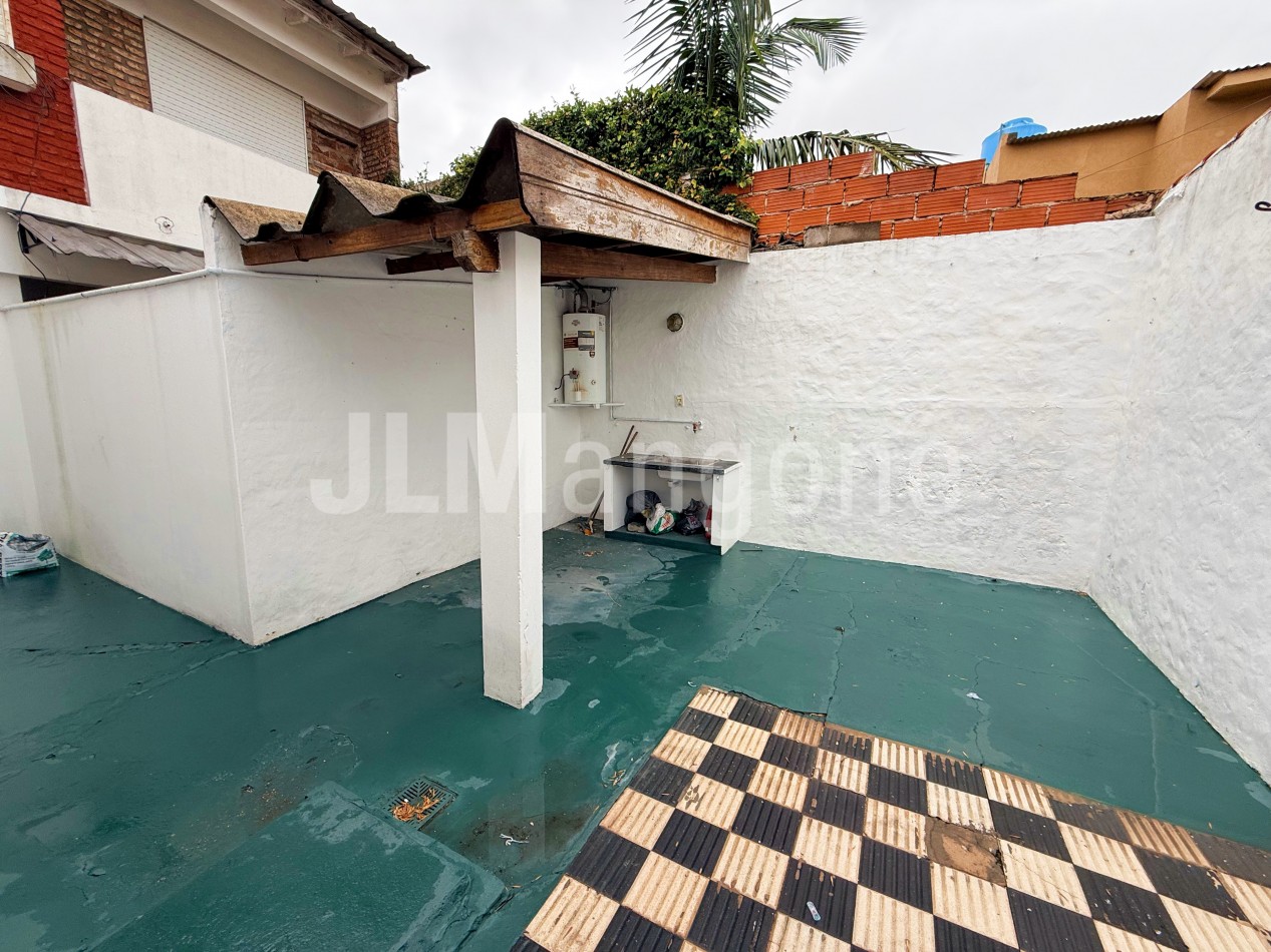 Casa 4 ambientes con cochera y patio