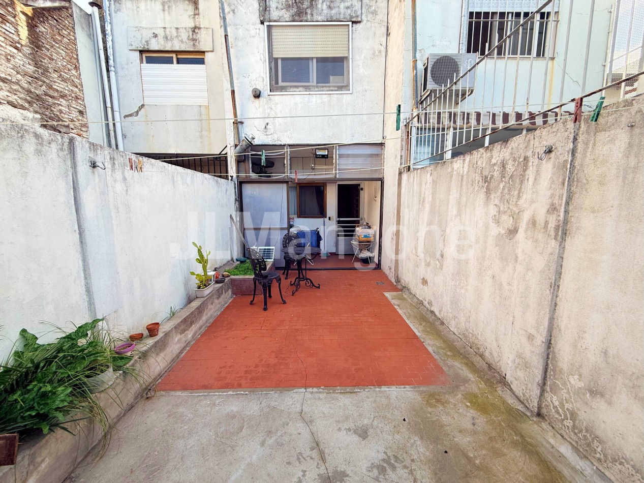 Duplex 4 ambientes con cochera y patio