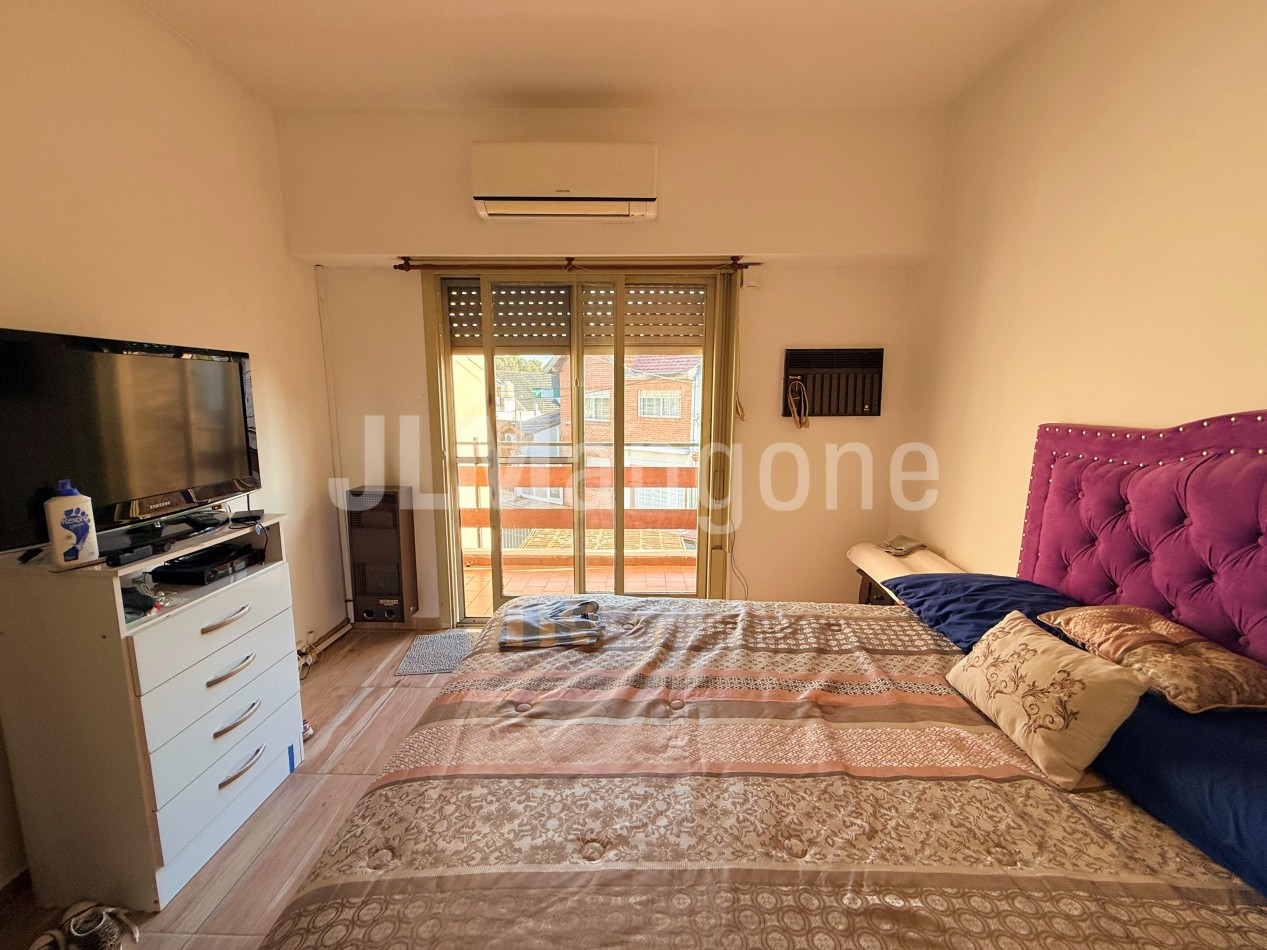 Duplex 4 ambientes con cochera y patio