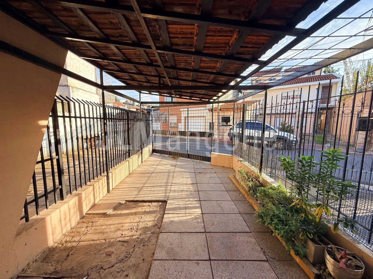Duplex 4 ambientes con cochera y patio