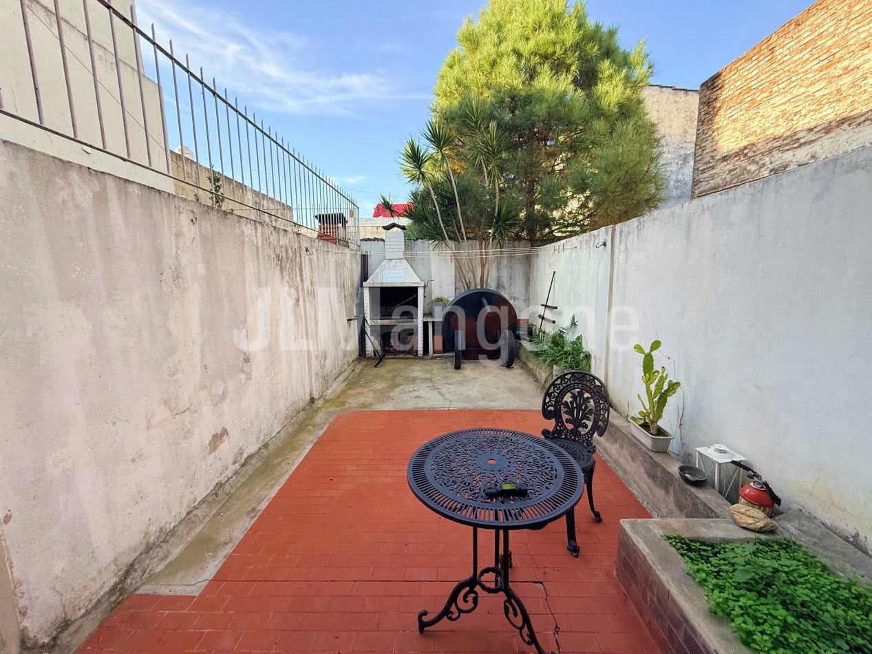 Duplex 4 ambientes con cochera y patio