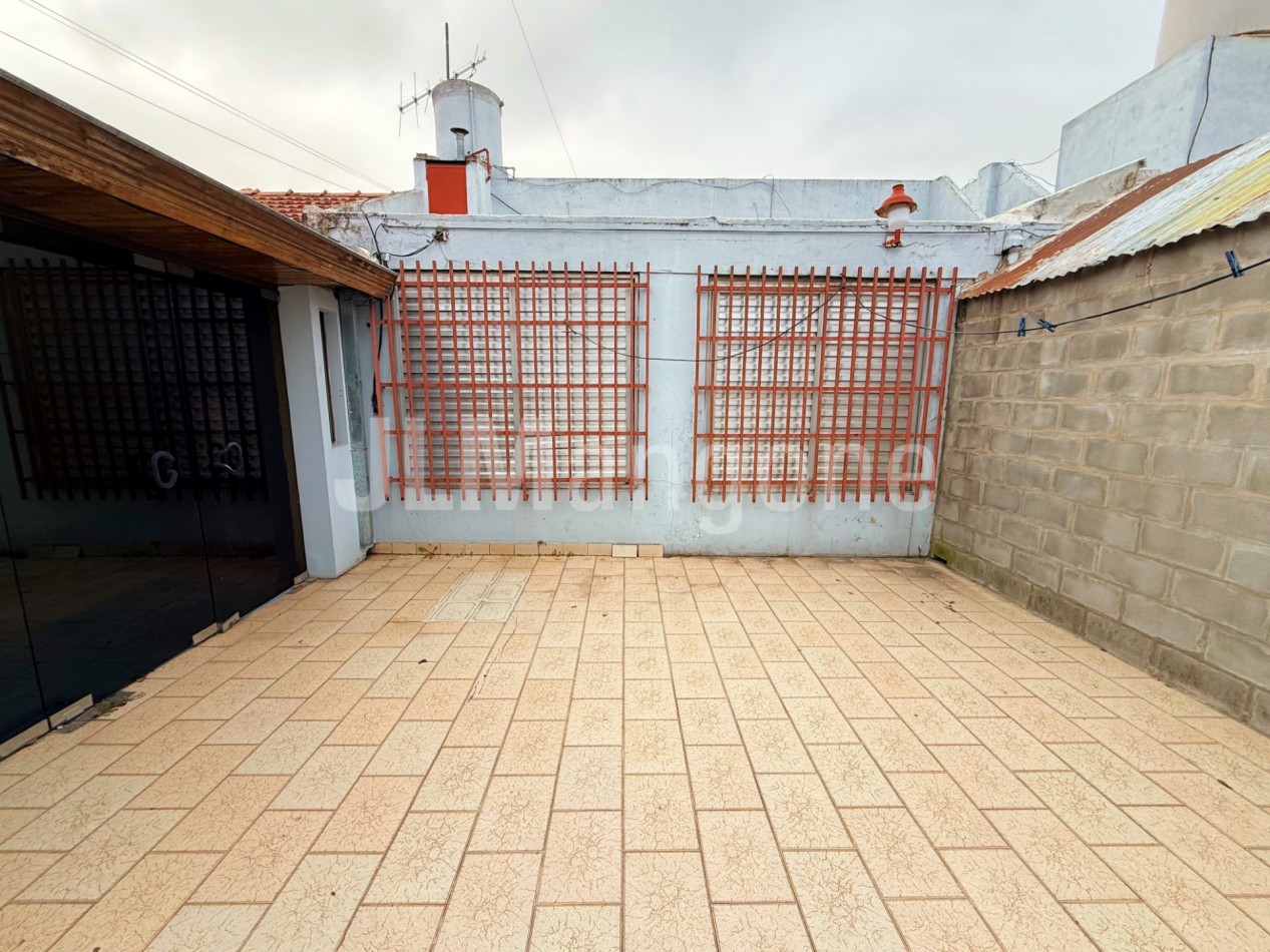 Casa 3 ambientes con cocheras (3) y patio