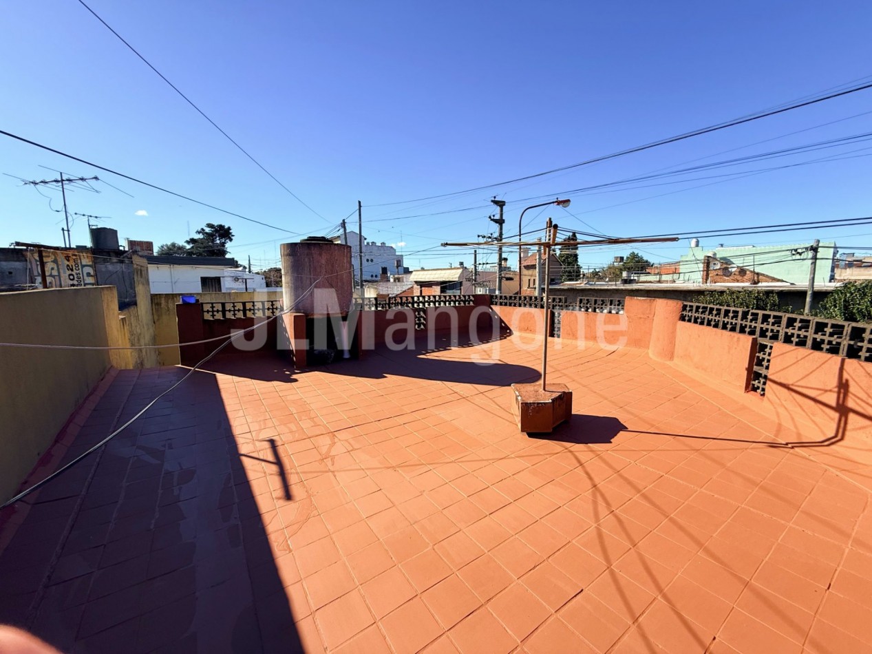 Casa 4 amb con cochera, patio y terraza (a refaccionar)