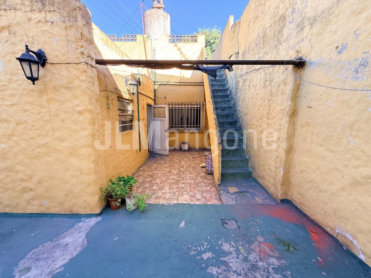 Casa 4 amb con cochera, patio y terraza (a refaccionar)