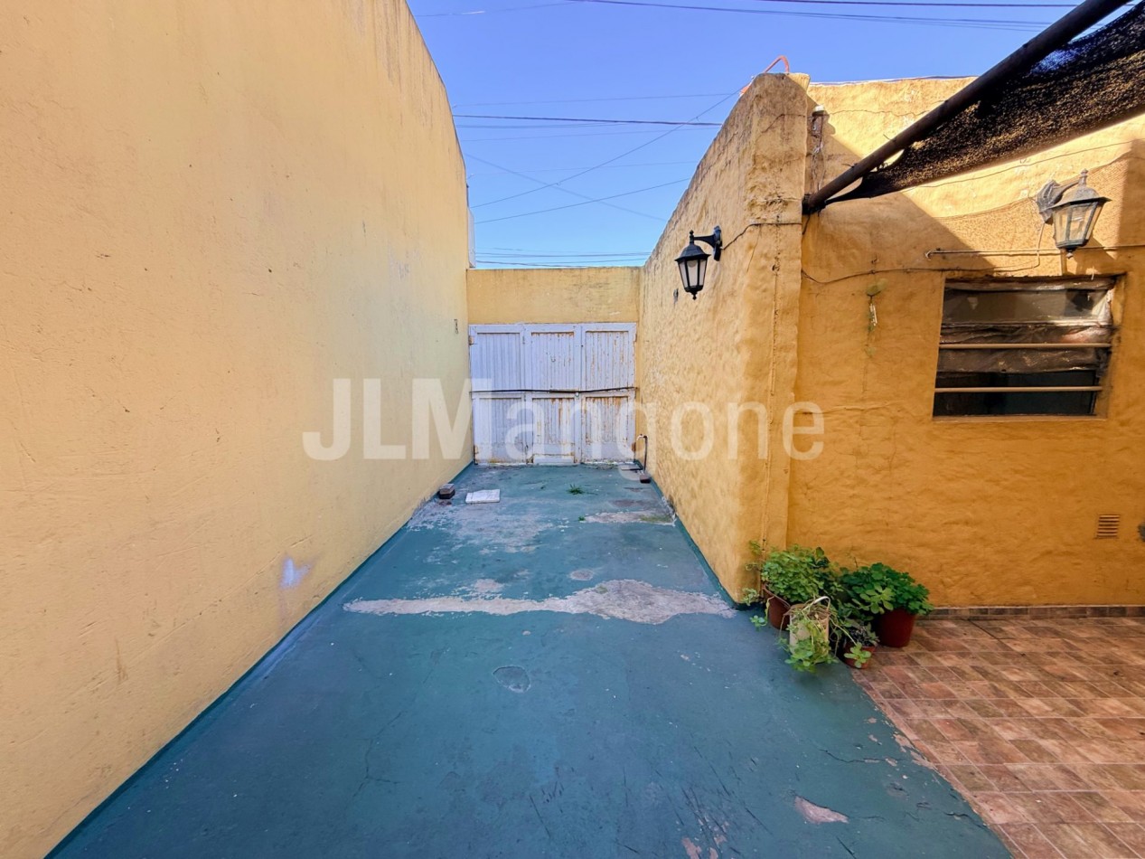 Casa 4 amb con cochera, patio y terraza (a refaccionar)
