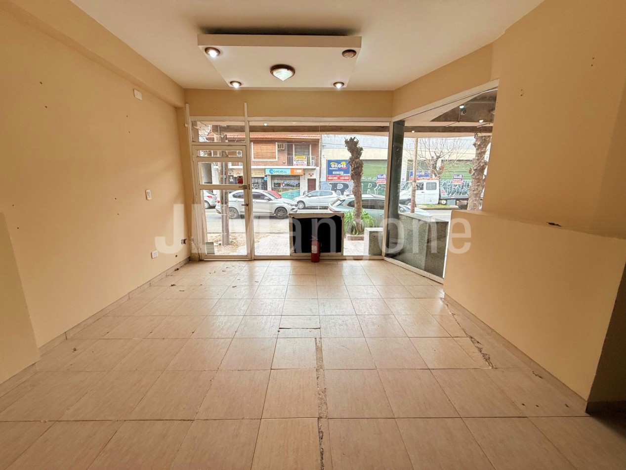 Local 30 m2 sobre Av. de Mayo