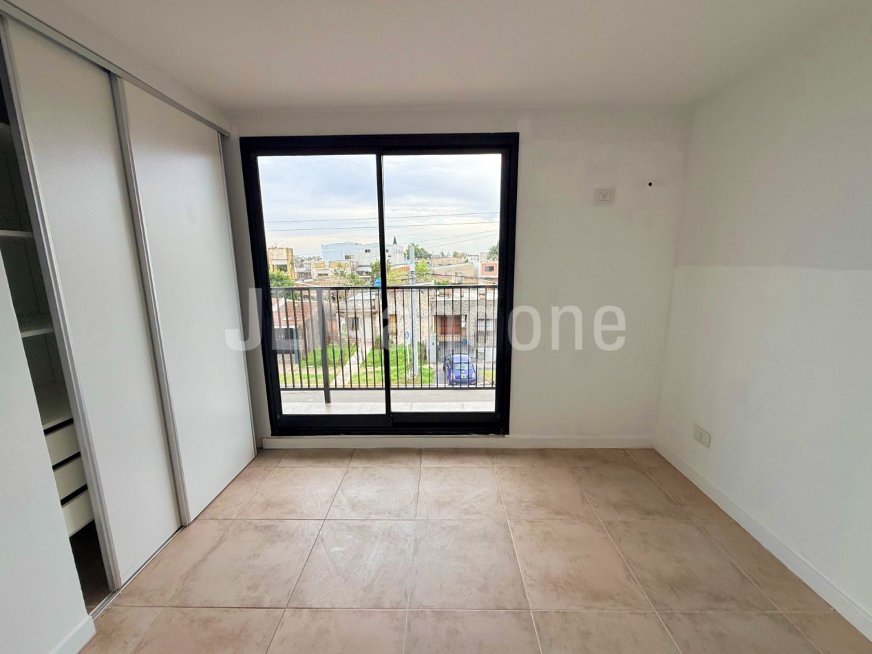 Departamento 2 ambientes con cochera y balcon
