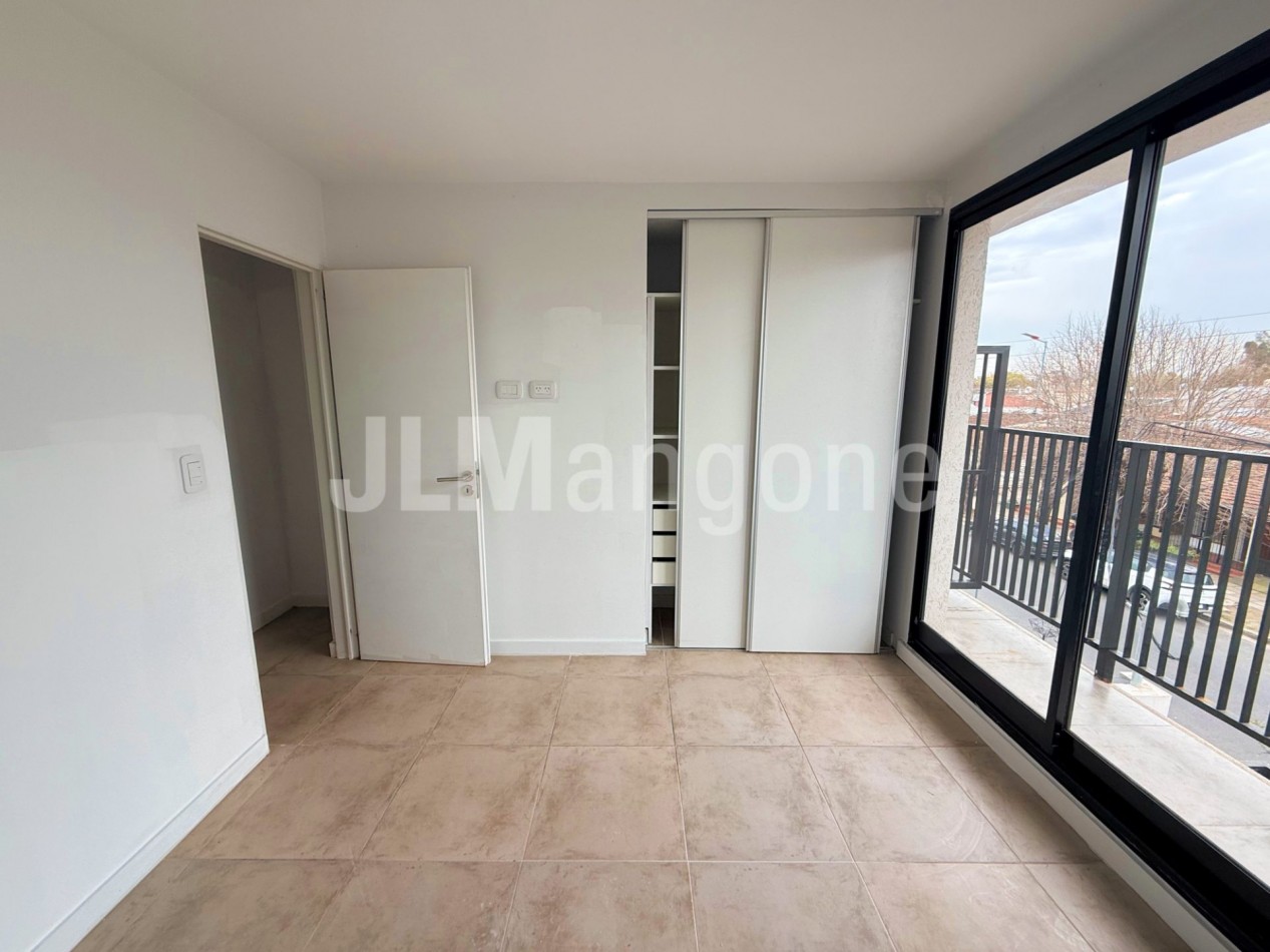 Departamento 2 ambientes con cochera y balcon
