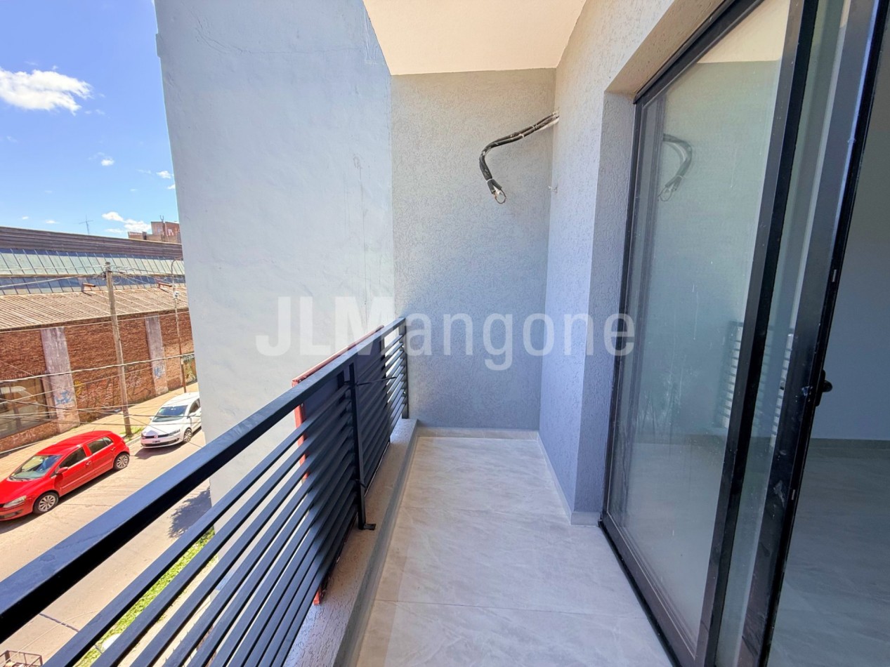 Semipisos 2 ambientes con balcon, a estrenar