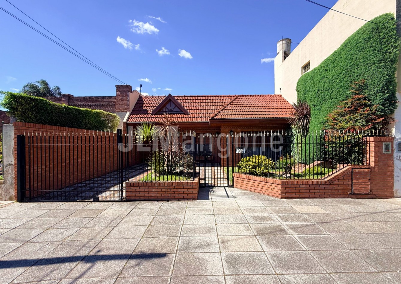 Casas 3 amb con piscina, parque, cocheras y quincho