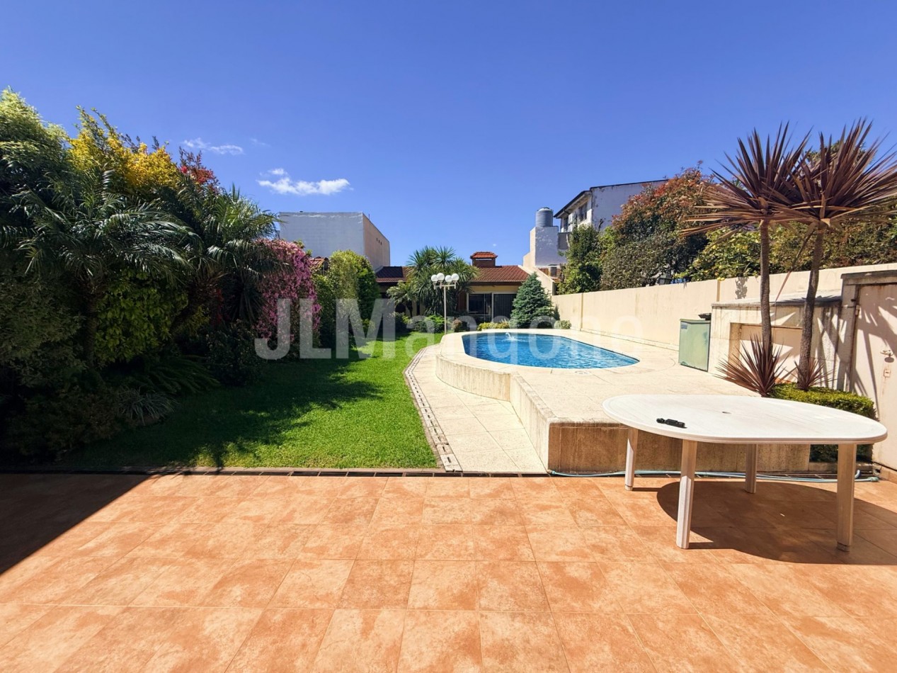 Casas 3 amb con piscina, parque, cocheras y quincho