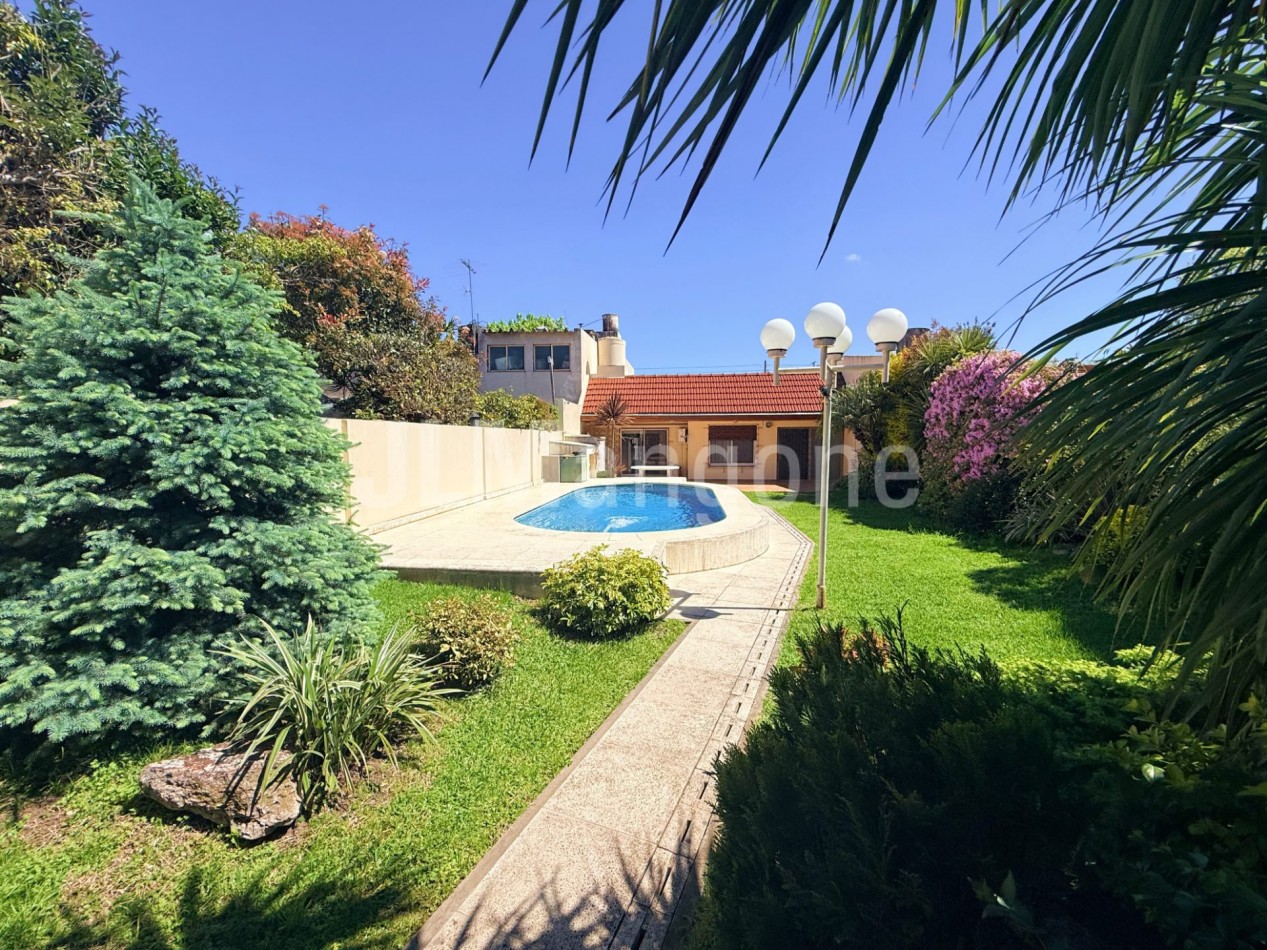 Casas 3 amb con piscina, parque, cocheras y quincho
