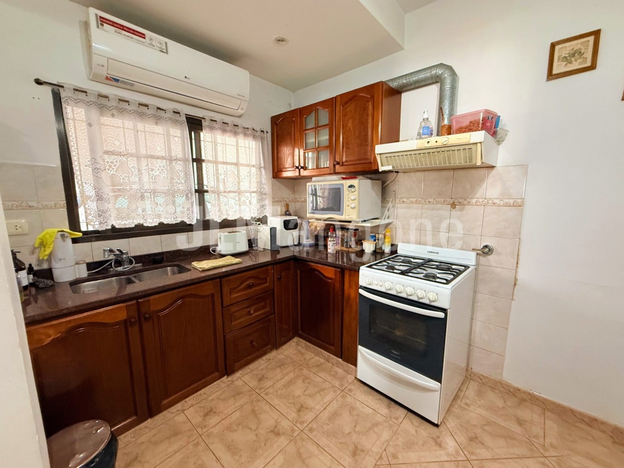 Casa amb 5 con cocheras, parque, piscina, quincho y depto 2 amb