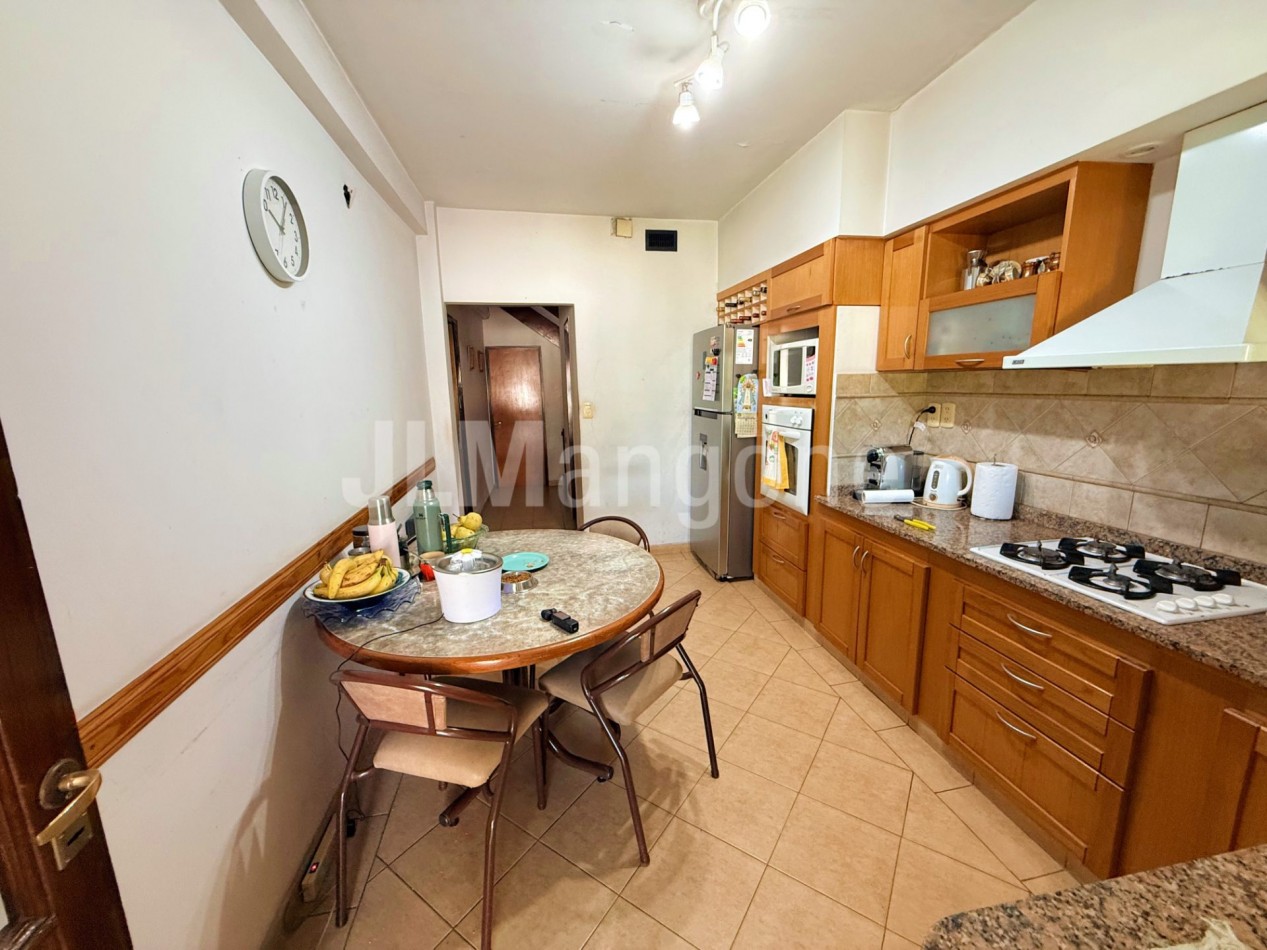 Casa amb 5 con cocheras, parque, piscina, quincho y depto 2 amb