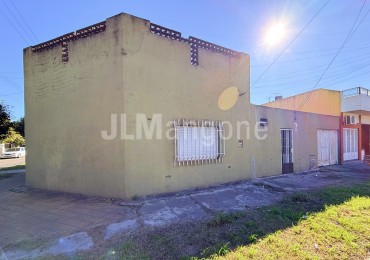 Casa 4 amb con cochera, patio y terraza (a refaccionar)